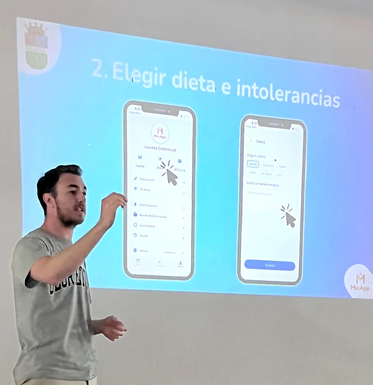 Formación y presentación de MicApp con proyector ante los socios